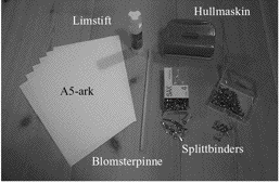 fotografi av limstift, A5 - ark, hullmaskin, splittbinders og blomsterpinne