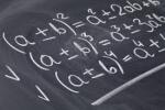 Bildet av et krittavle med alle algebraiske uttrykk på.
