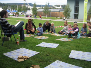 En person som leser bingo-oppgaver for barn.